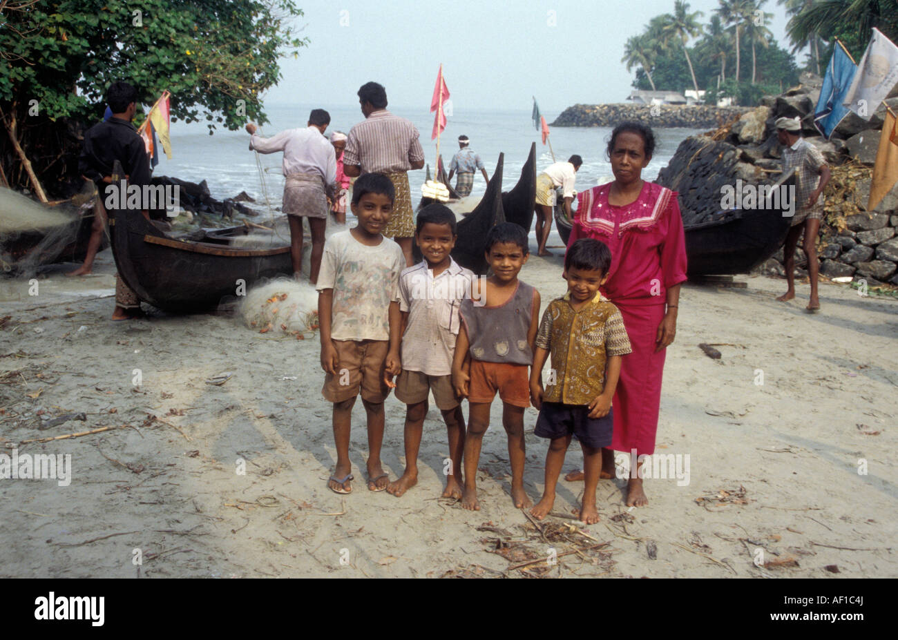 India del Sud Kerala Caption locale Kochin Villaggio di Pescatori pescatori bambini barche e reti Foto Stock