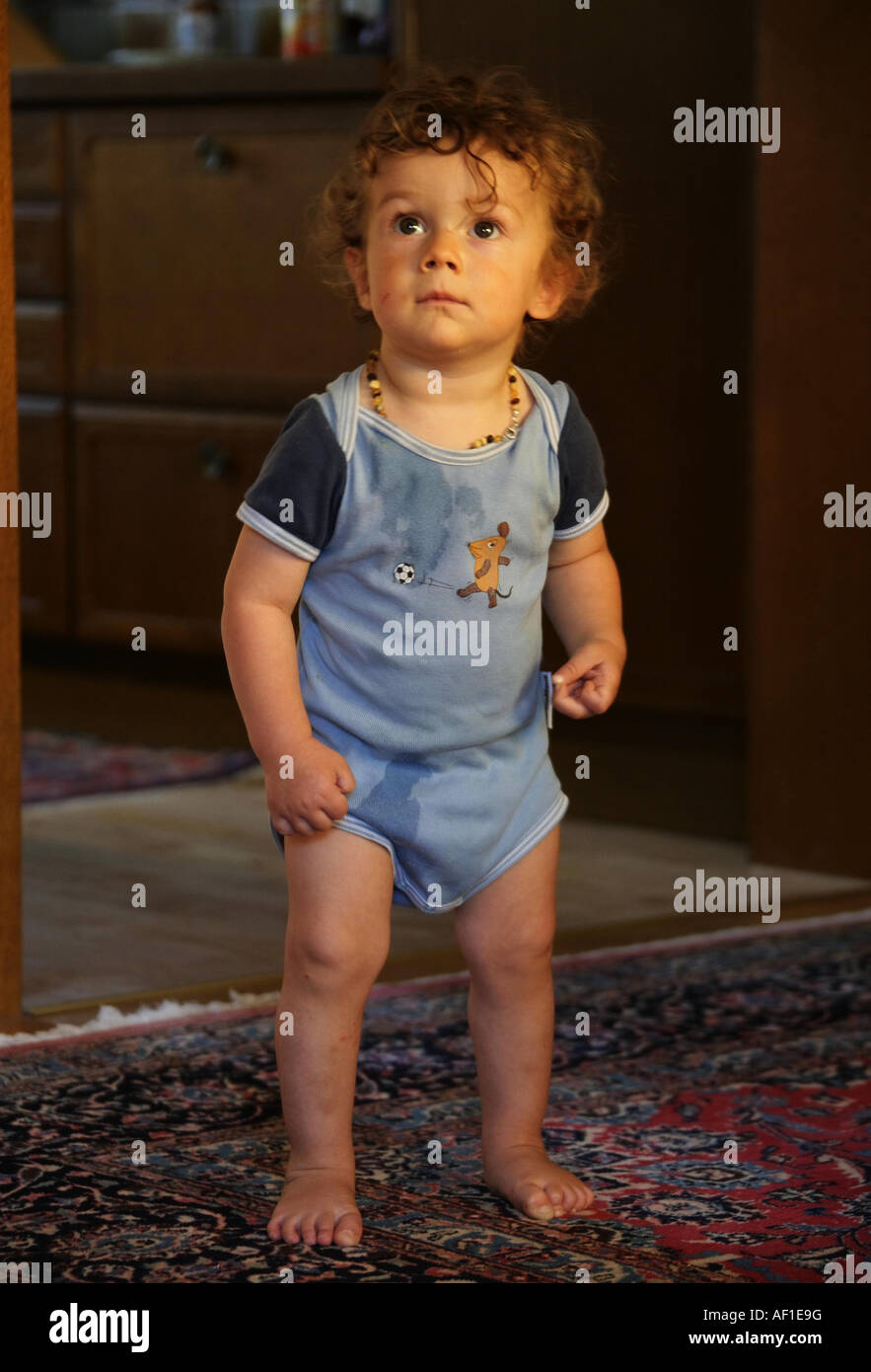 Kleinkind 18 Monate alt JONI steht schon sicher auf seinen Beinen Modello rilasciato Foto Stock