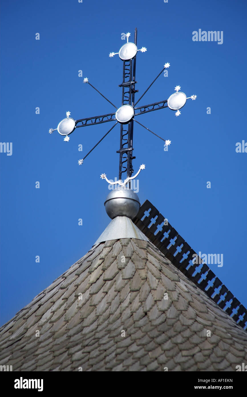 Croce sul tetto, Sacro Monastero di Voronet, Voronet Village, vicino a Gura Humorului, Bucovina, Moldavia, Romania Foto Stock