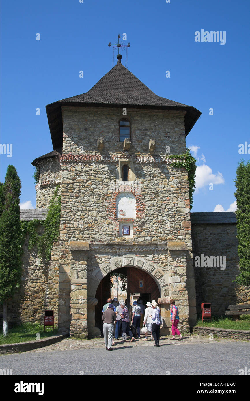 I turisti al di fuori del Monastero Moldovita, Moldovita, Southern Bucovina, Moldavia, Romania Foto Stock