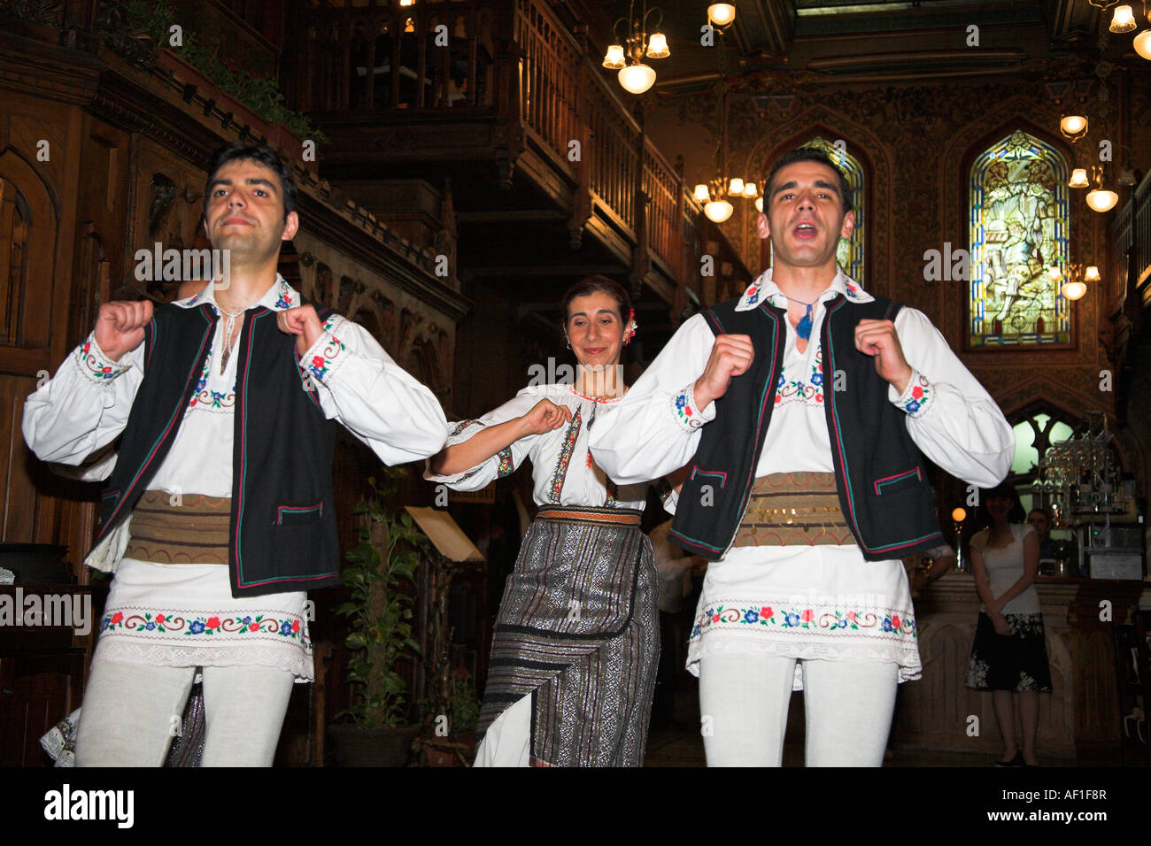 Ballerini in costume nazionale, Caru cu Bere Ristorante, Str Stavropoleos, Bucarest, Romania Foto Stock