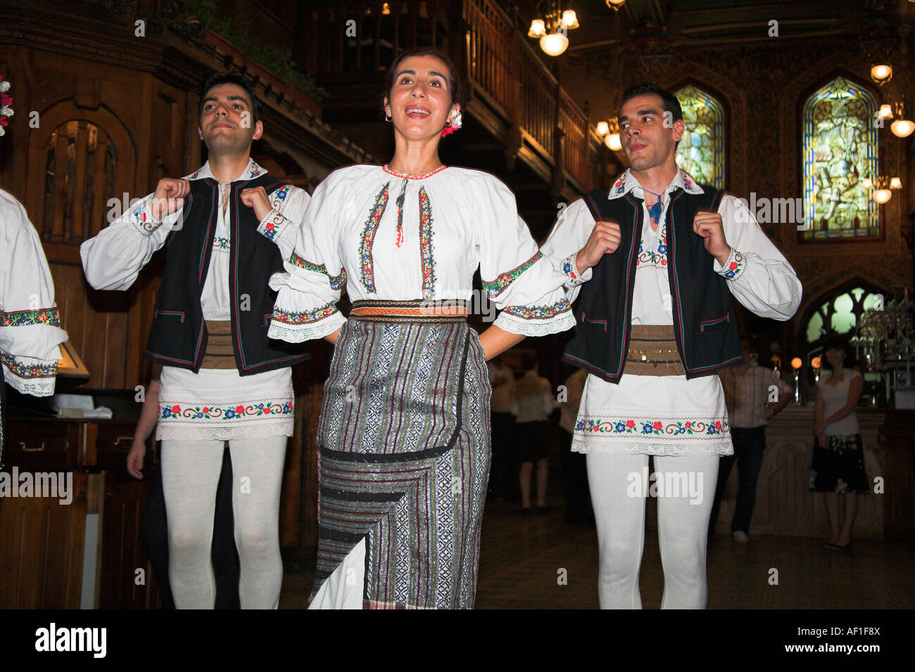 Ballerini in costume nazionale, Caru cu Bere Ristorante, Str Stavropoleos, Bucarest, Romania Foto Stock