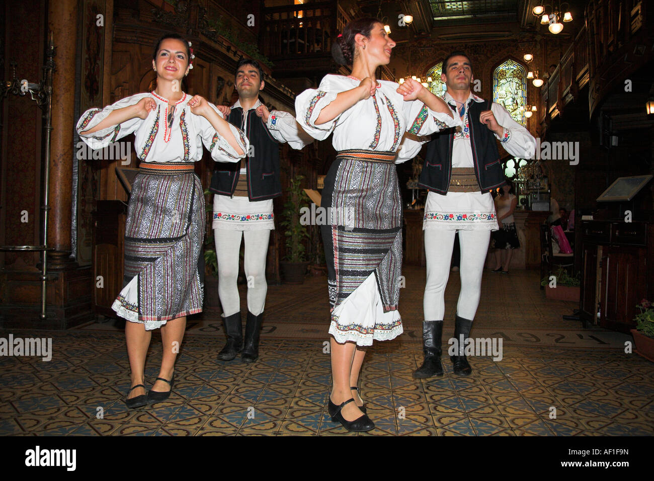 Ballerini in costume nazionale, Caru cu Bere Ristorante, Str Stavropoleos, Bucarest, Romania Foto Stock