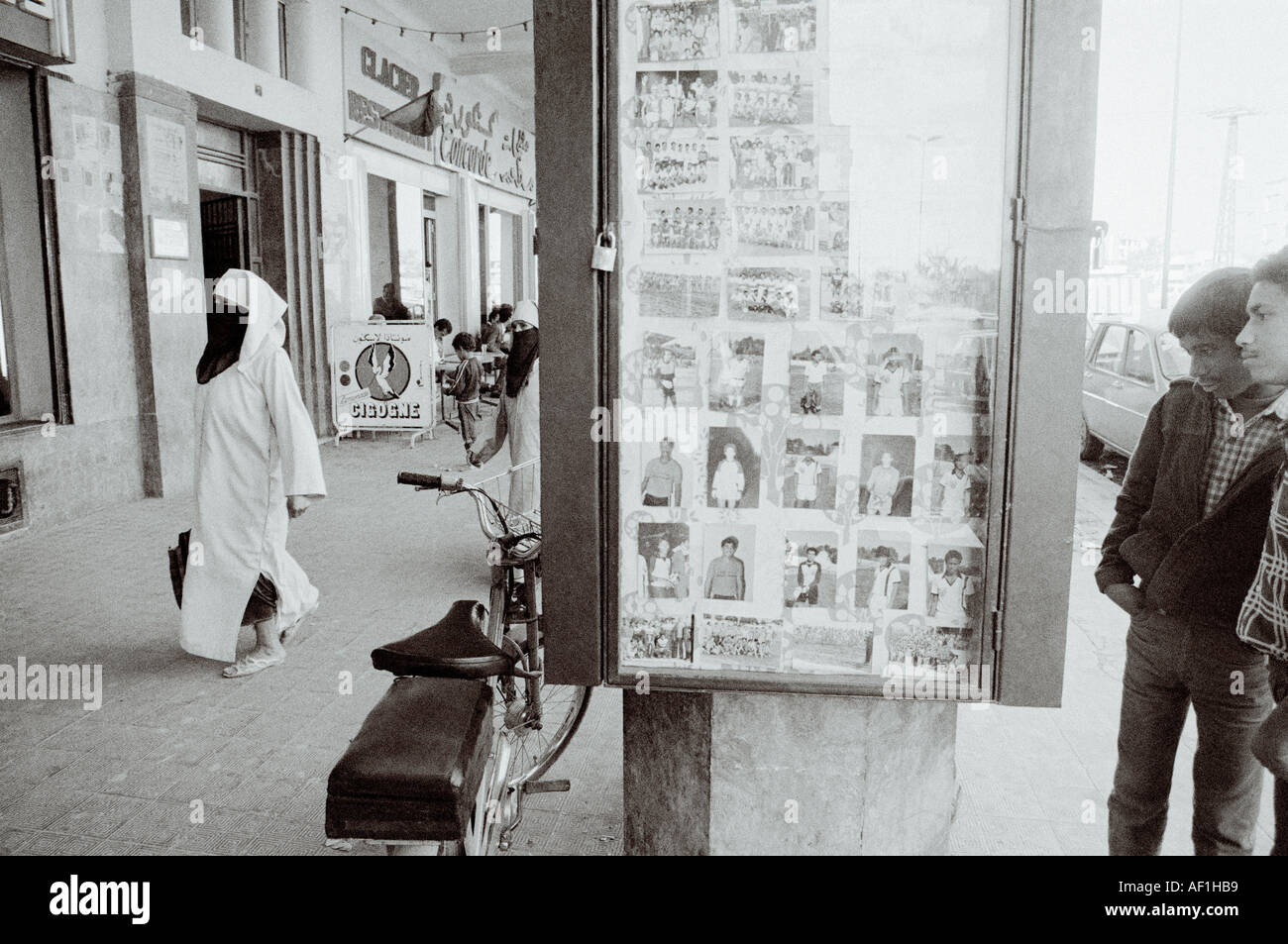Scena di strada di una donna musulmana velata nella città nuova Ville Nouvelle di Fez in Marocco il Maghreb in Nord Africa Sahara. In stile moresco Persone Viaggi Fes Foto Stock
