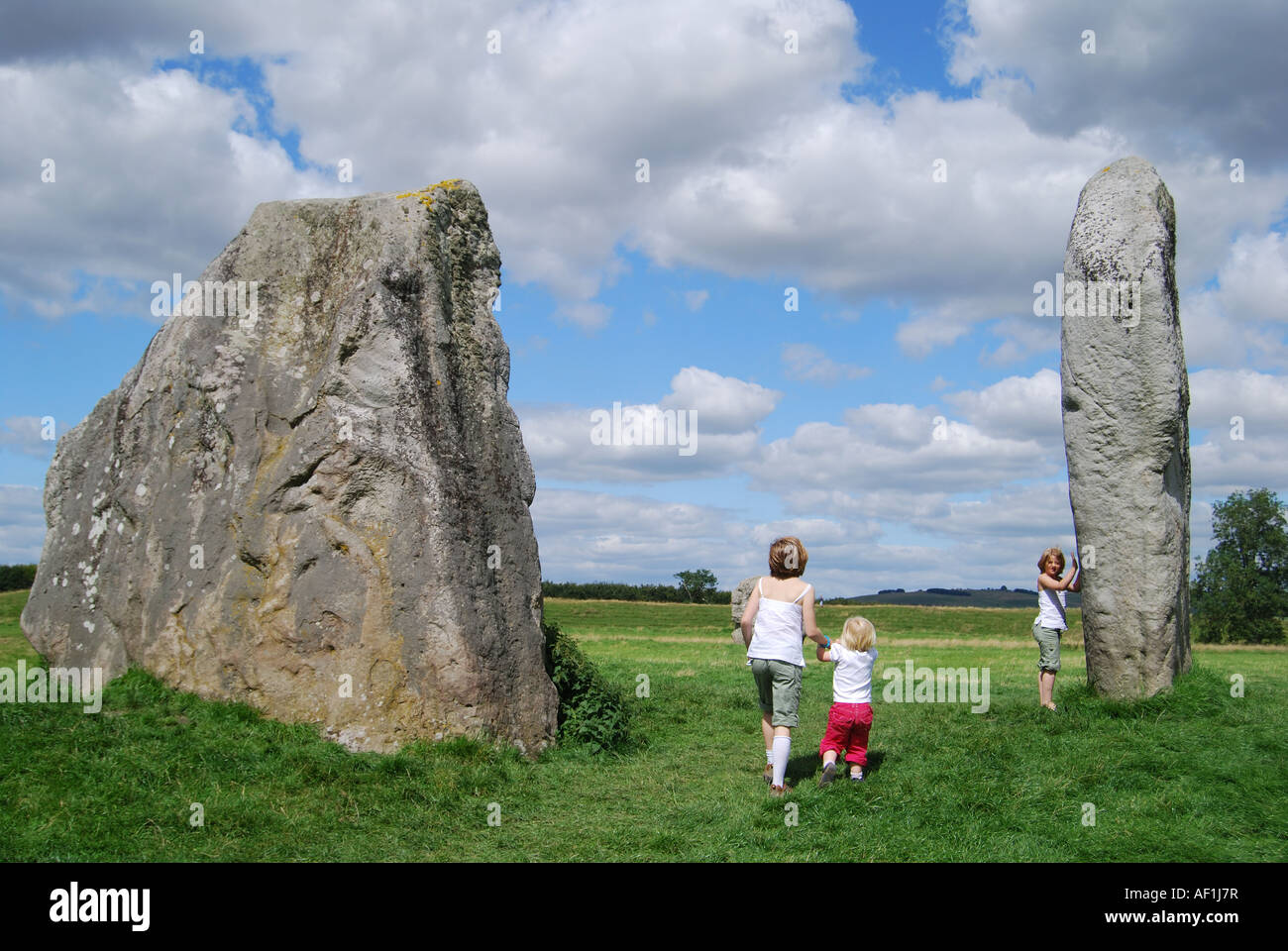 Il neolitico di Avebury pietre permanente, Avebury, Wiltshire, Inghilterra, Regno Unito Foto Stock
