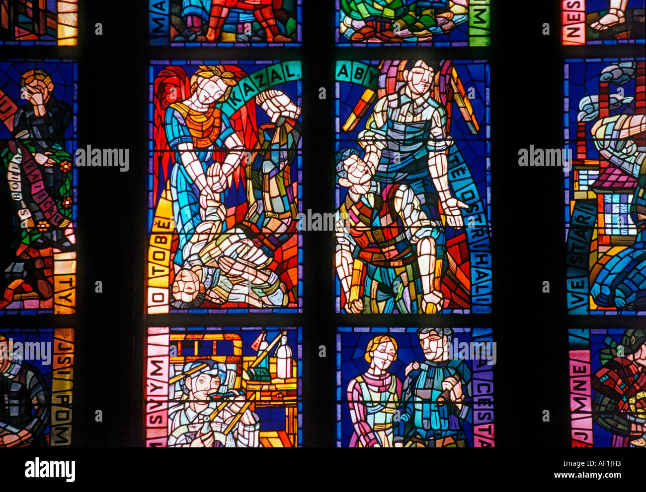 Le finestre di vetro macchiate nel Castello di Praga Foto Stock