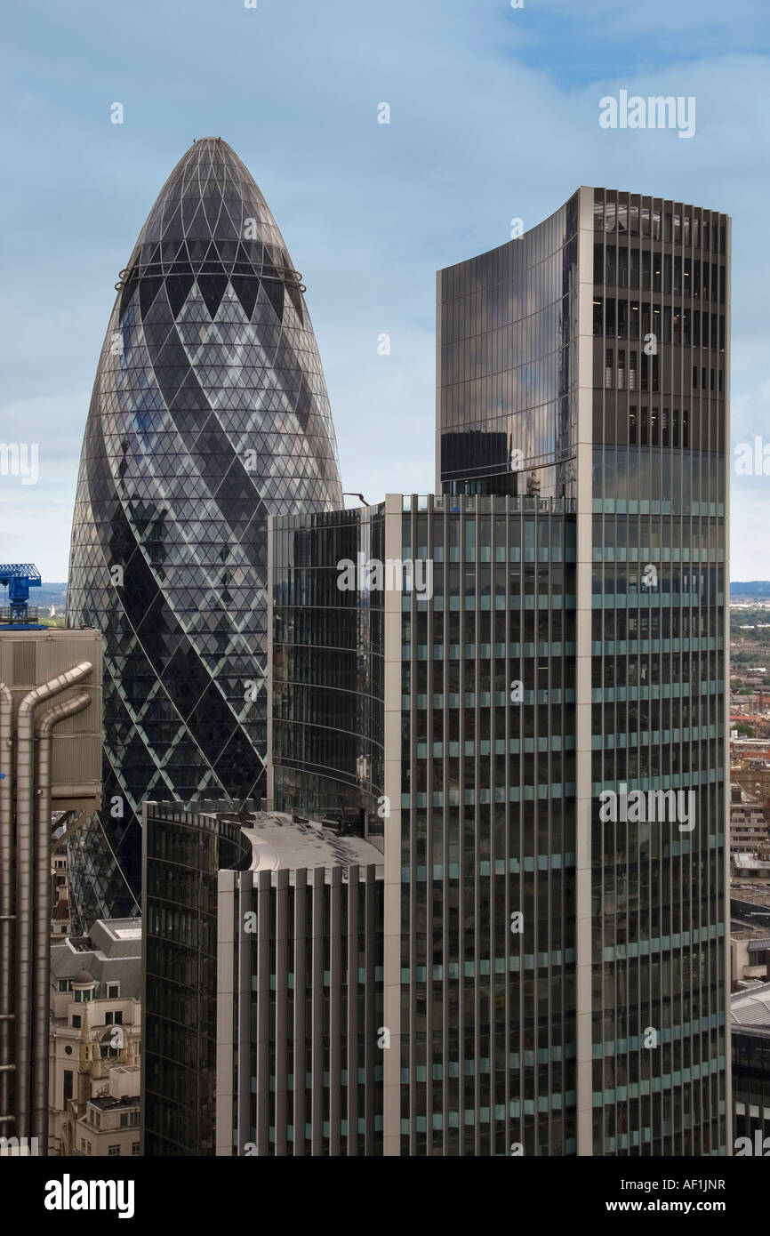 Antenna vista ravvicinata del cetriolino e Willis costruzioni che dominano la città di Londra Foto Stock