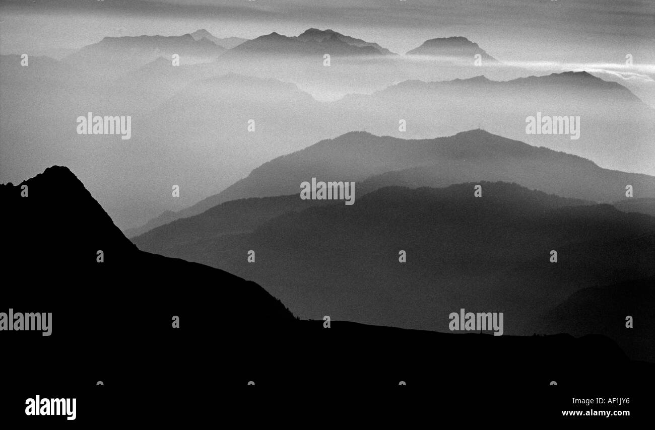 Pre alba foschia nelle valli delle Alpi Francesi visto da Aiguille de Berangere Foto Stock