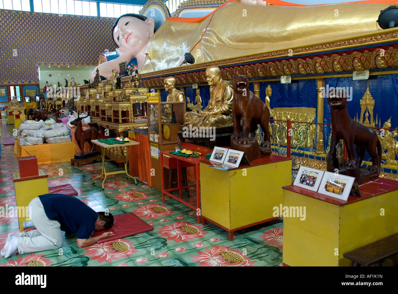 Un uomo che prega in un tempio di Penang Foto Stock