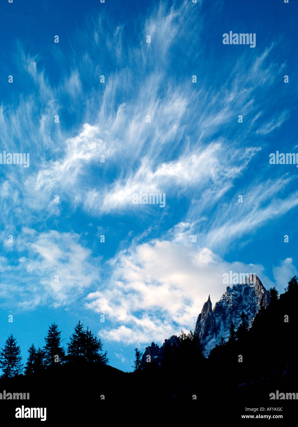 Bella alta altitudine nuvole sopra l'Aiguille de Grands Charmoz nelle Alpi francesi Foto Stock