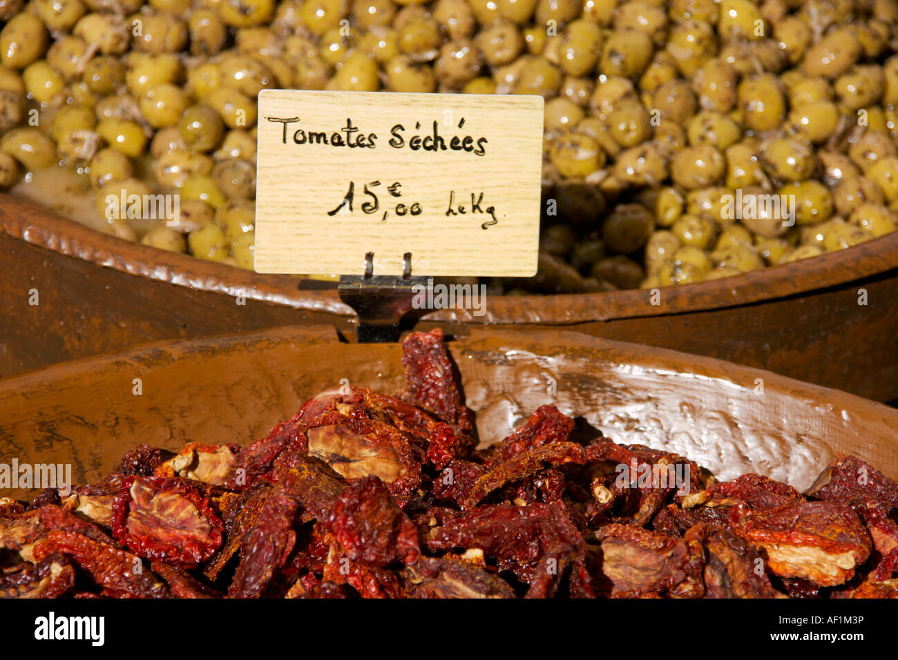 Olive e pomodori secchi per la vendita su un tipico mercato francese,Herault, Languedoc Roussillon regione del sud della Francia Foto Stock