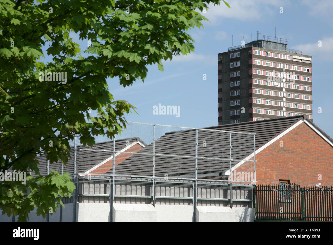 Divis Street appartamenti visto dal lato nord della linea di pace, Belfast, Irlanda del Nord. Foto Stock