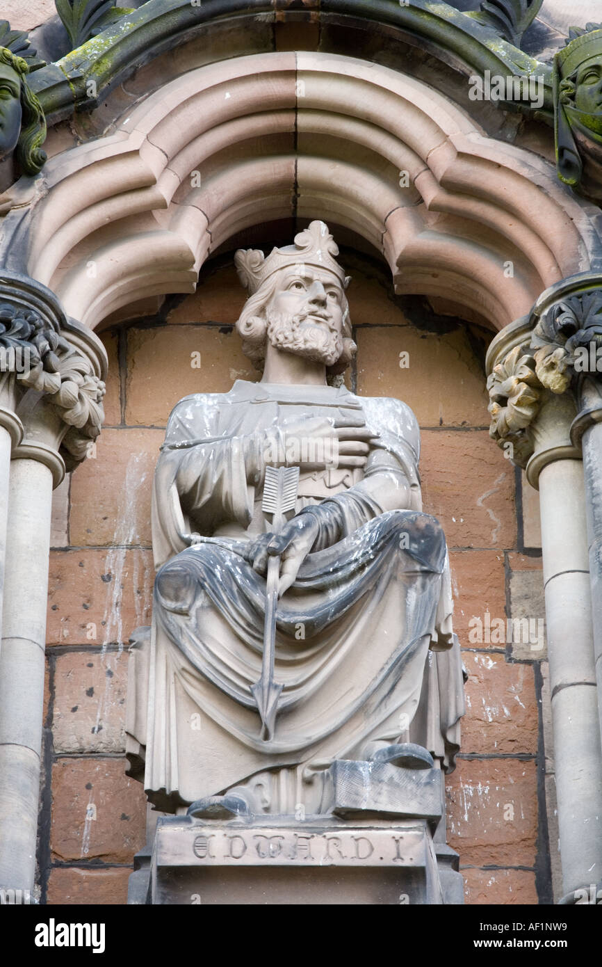 Statua di re Edoardo I sul fronte ovest di Lichfield Cathedral, Staffordshire Foto Stock