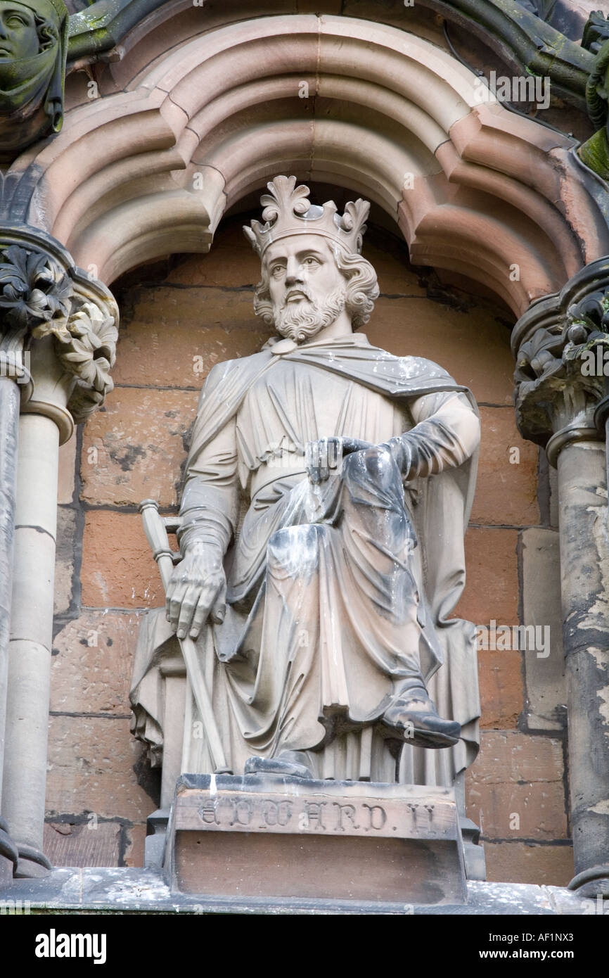 Statua di Re Edoardo II sul fronte ovest della Cattedrale di Lichfield, Staffordshire UK Foto Stock