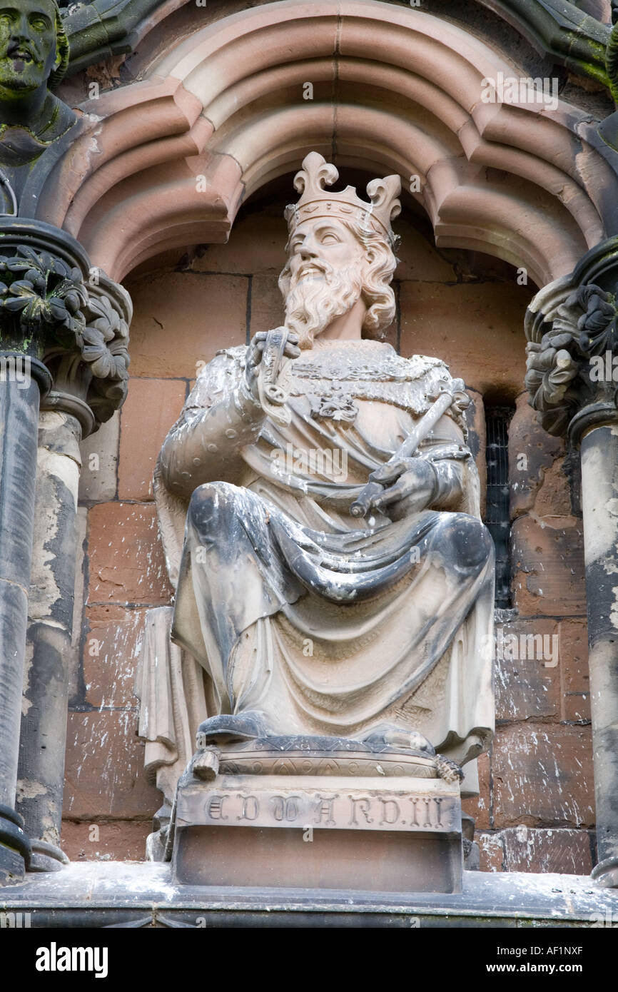 Statua di Re Edoardo III sul fronte ovest della Cattedrale di Lichfield, Staffordshire UK Foto Stock