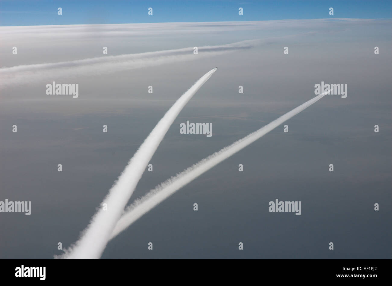 Contrails crossing Foto Stock