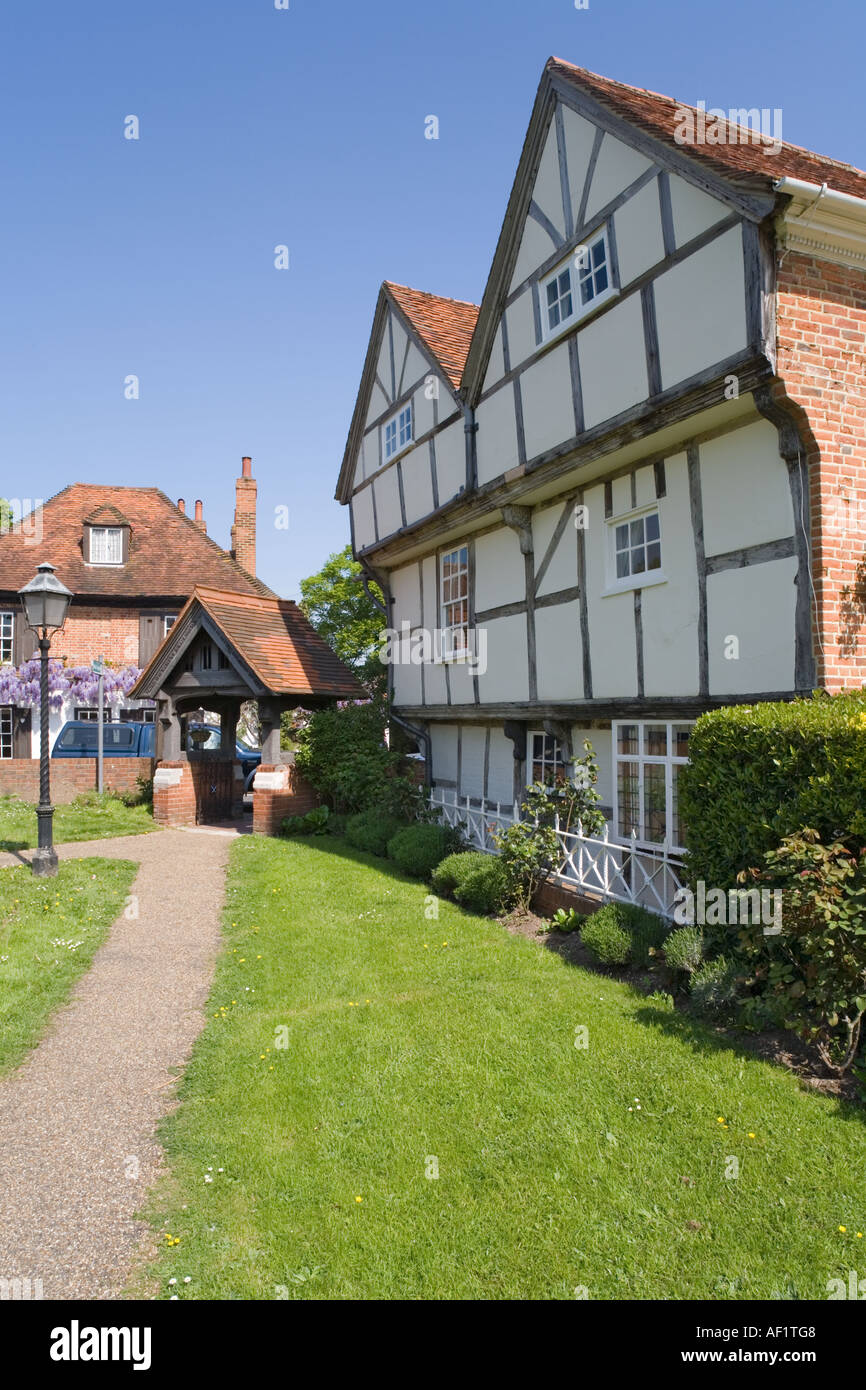 Chiesa Stile Casa (circa 1432, ricostruita 1624) dal sagrato, Cobham, Surrey Foto Stock