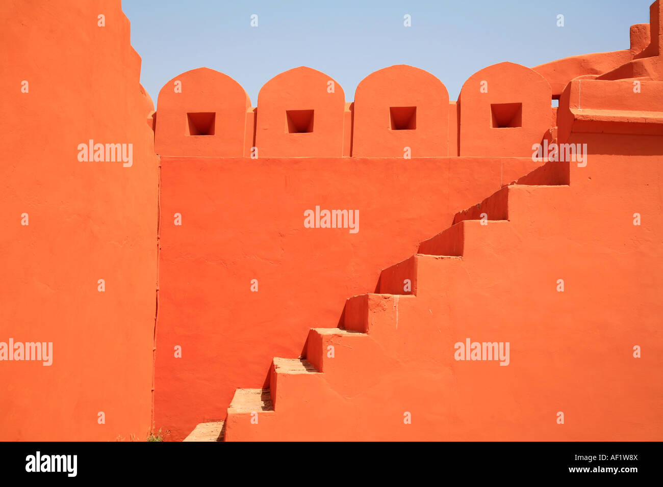 Incredibile terra arancione i colori e le forme della parete e scale in Indiana storico Jaigarh Fort, vicino Amer a Jaipur, Rajasthan, India Foto Stock