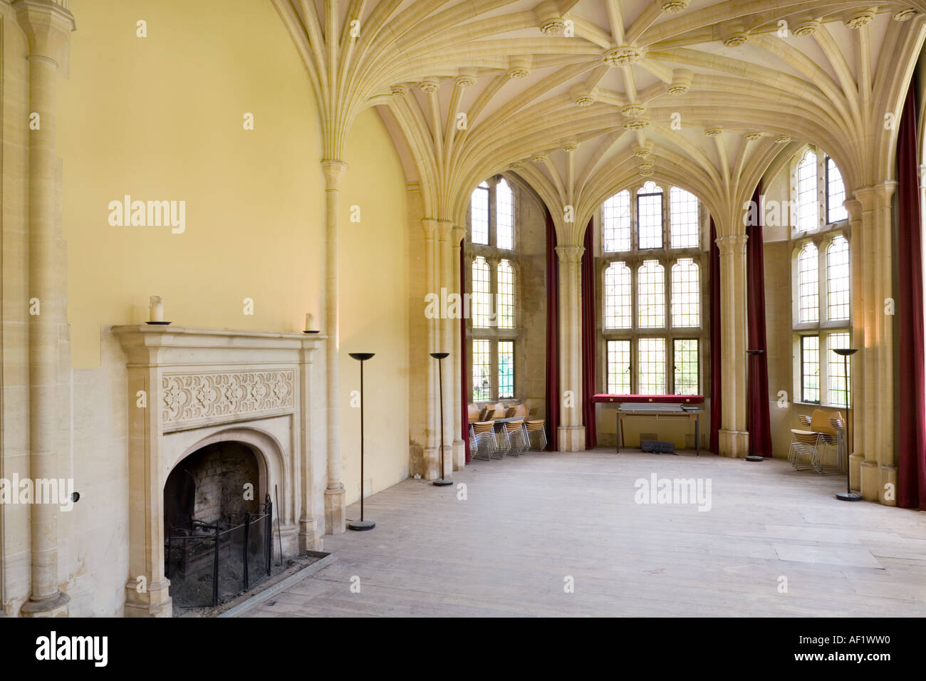 Woodchester Mansion in un edificio in stile vittoriano misteriosamente lasciato incompiuto sul Cotswolds vicino Nympsfield, Gloucestershire Foto Stock