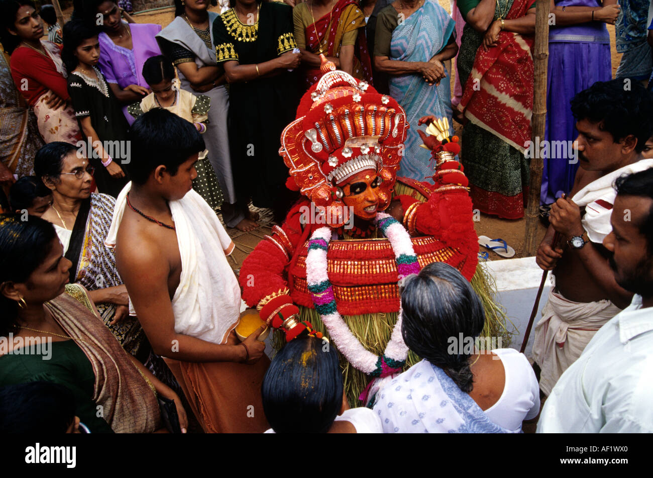 THEYYAM la danza rituale FORMA DI KERALA Foto Stock