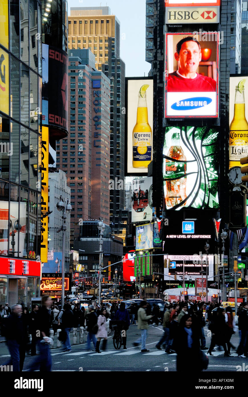 Scena di strada da Times Square a New York. Foto Stock