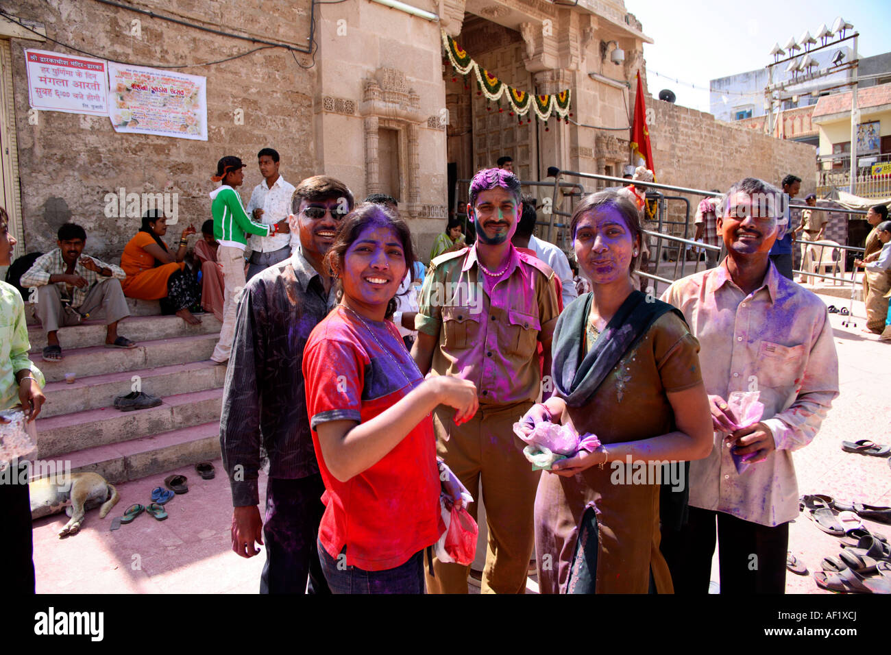 Gli Indiani celebrano il Festival di Primavera di Holi al di fuori del Tempio di Dwarkadhish, Dwarka, Gujarat, India Foto Stock