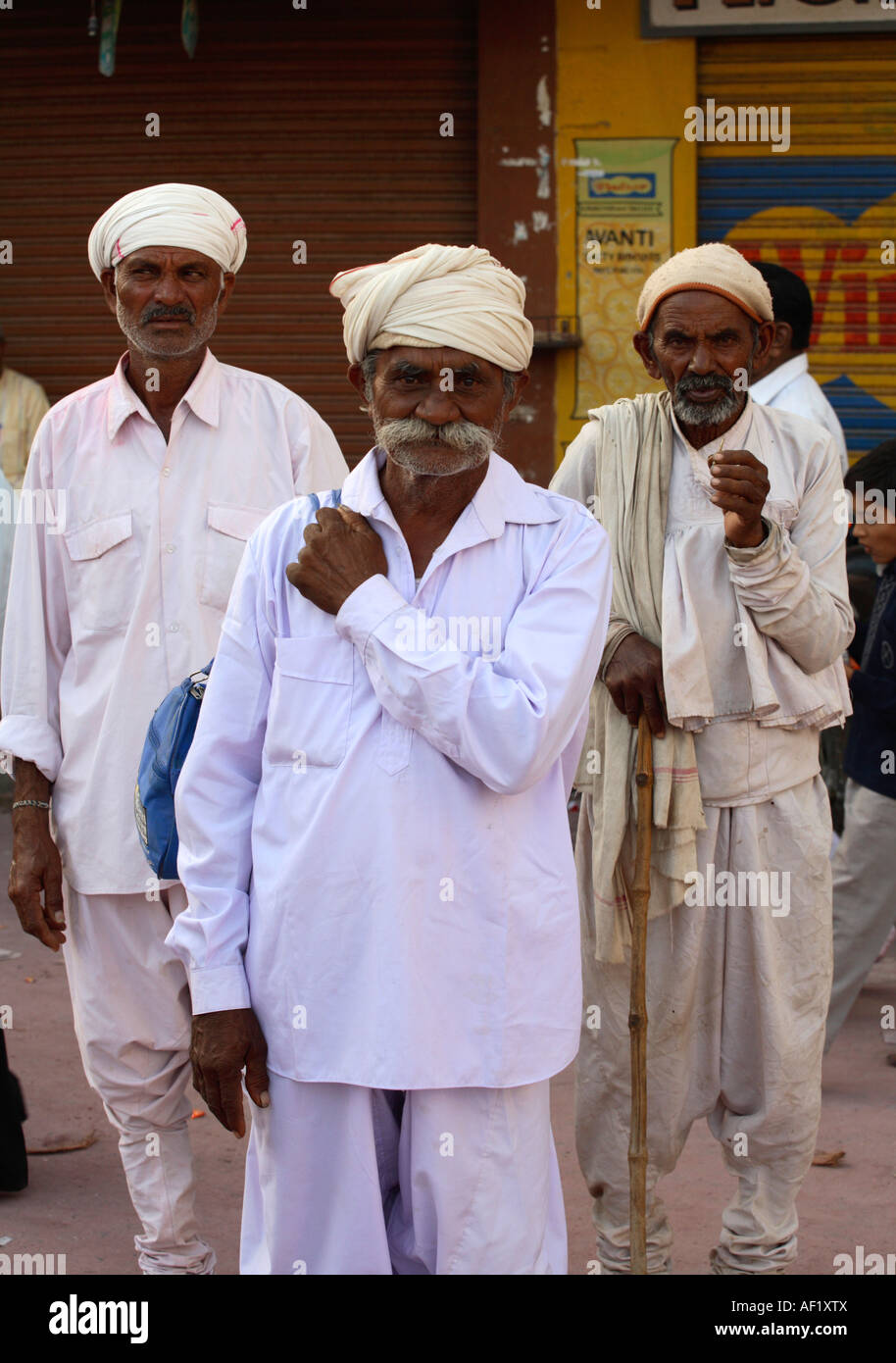 Tre anziani della tribù dei Rabari indiani nella High Street, Dwarka, Gujarat, India Foto Stock