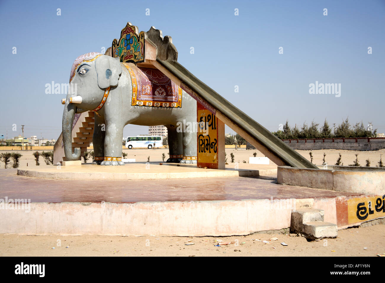 Elefante di pietra con scivolo nel parco giochi indiano per bambini a Coast, Portandar, Gujarat, India Foto Stock