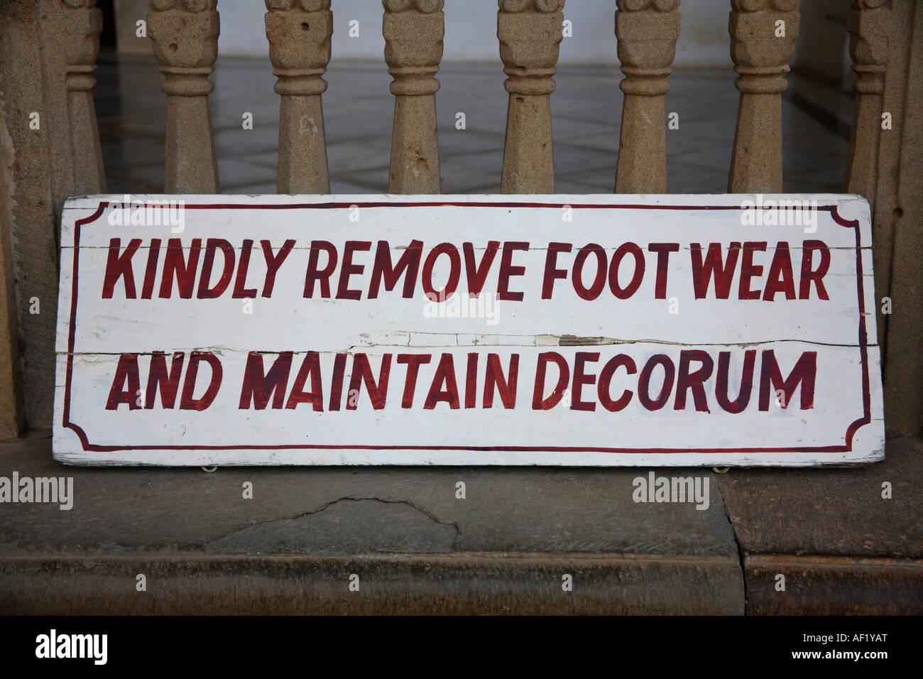 Avviso pubblico al Vijay Vilas Palace chiedendo ai visitatori di 'gentilmente rimuovere le calzature e mantenere decorum', Mandvi, Gujarat, India Foto Stock