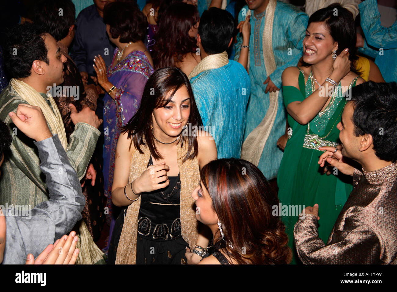 Attraenti donne indiane che ballano al Engagement Party, Pune, India Foto Stock