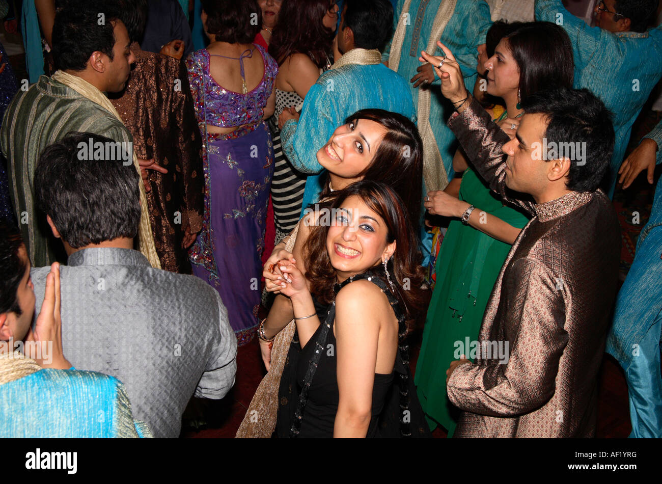 Attraenti donne indiane che ballano al Engagement Party, Pune, India Foto Stock