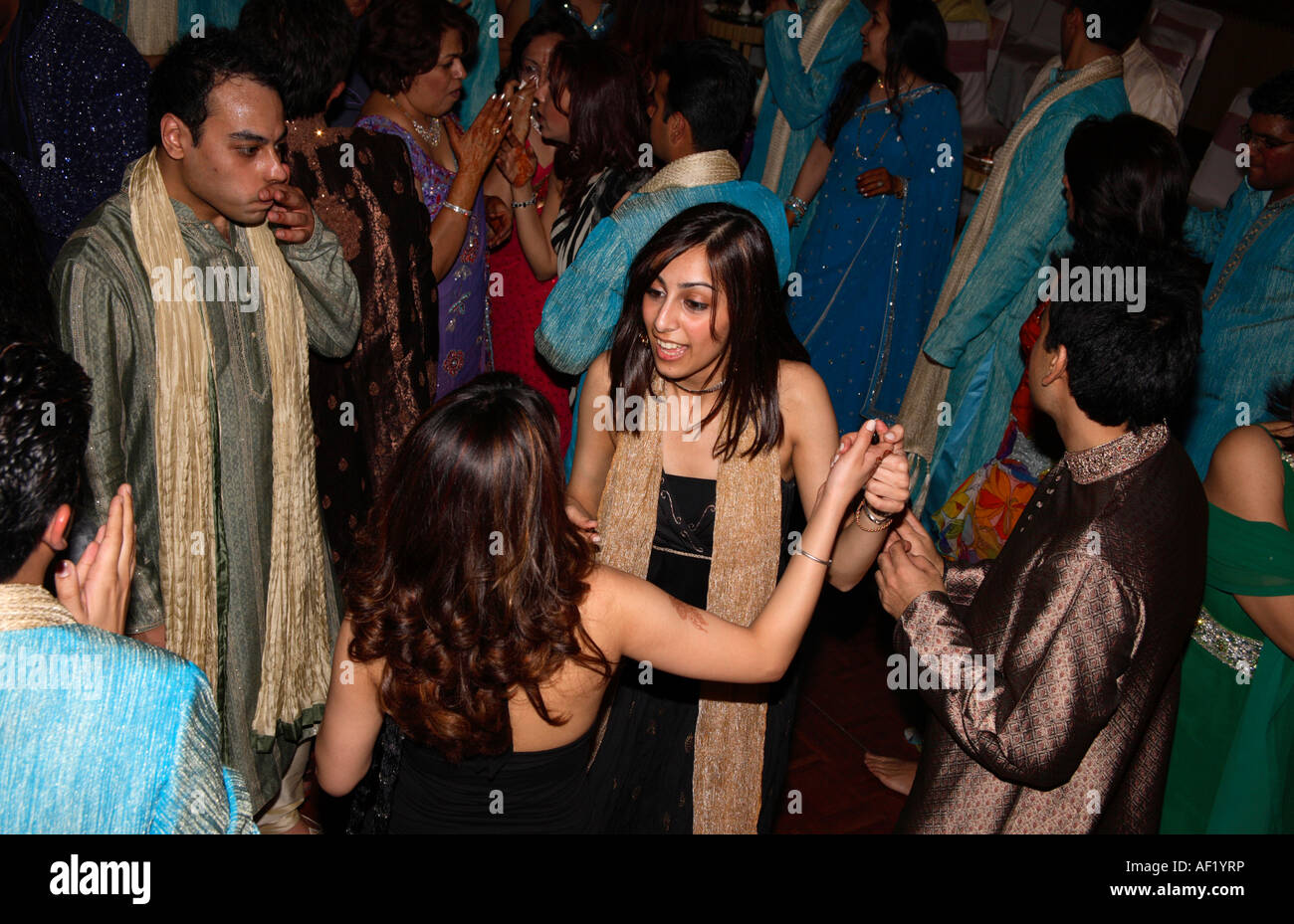 Attraenti donne indiane che ballano al Engagement Party, Pune, India Foto Stock