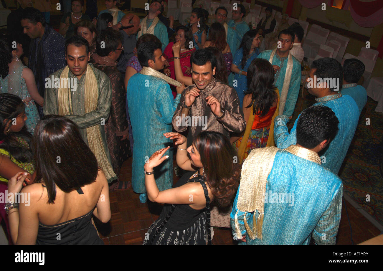 Giovani indiani che ballano al Engagement Party, Pune, India Foto Stock