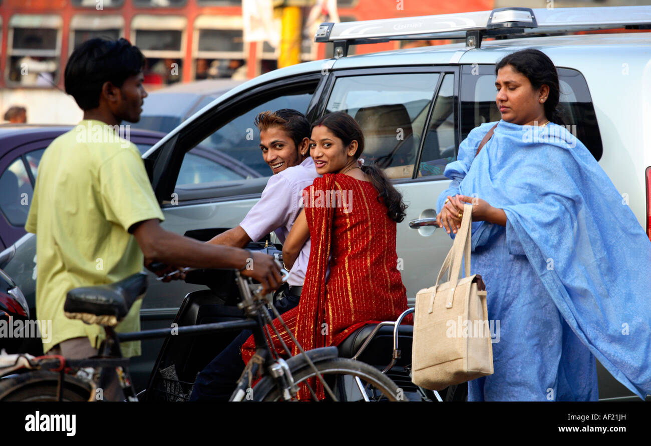 Attraente giovane coppia indiana in moto nel traffico, Pune, India Foto Stock