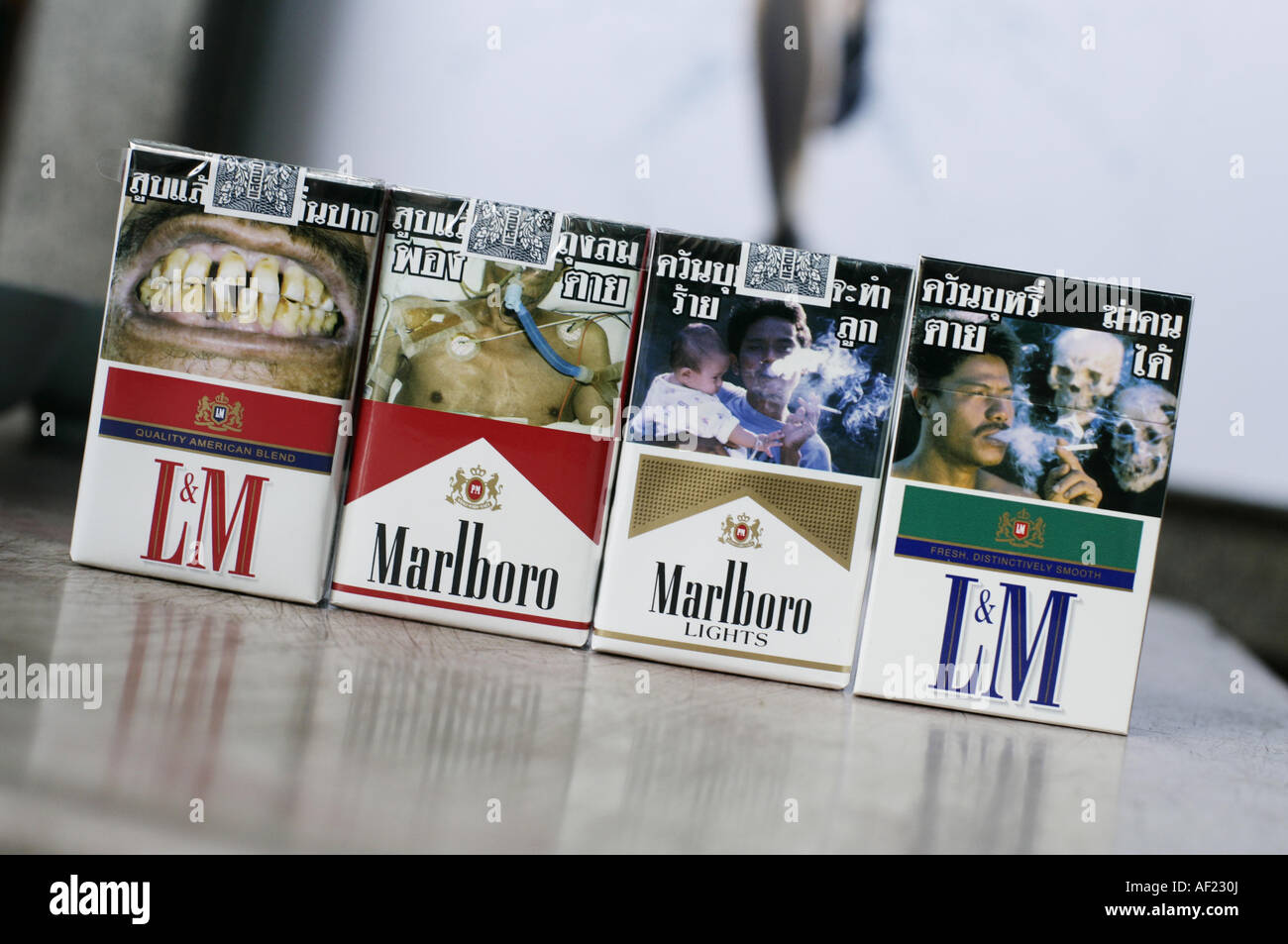I pacchetti di sigarette con immagini di persone morte, malato di cancro, Foto Stock