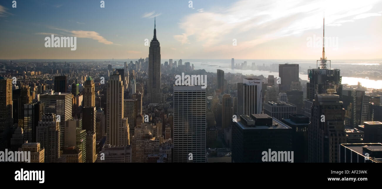 Una vista panoramica della città di New York guardando dalla parte superiore del Rockefeller Center verso l'Empire State Building, STATI UNITI D'AMERICA Foto Stock