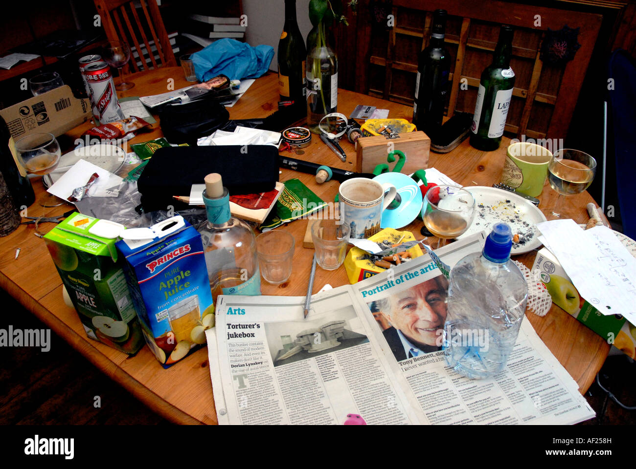 Tavolo da pranzo la mattina dopo una festa in casa dello studente. Foto Stock