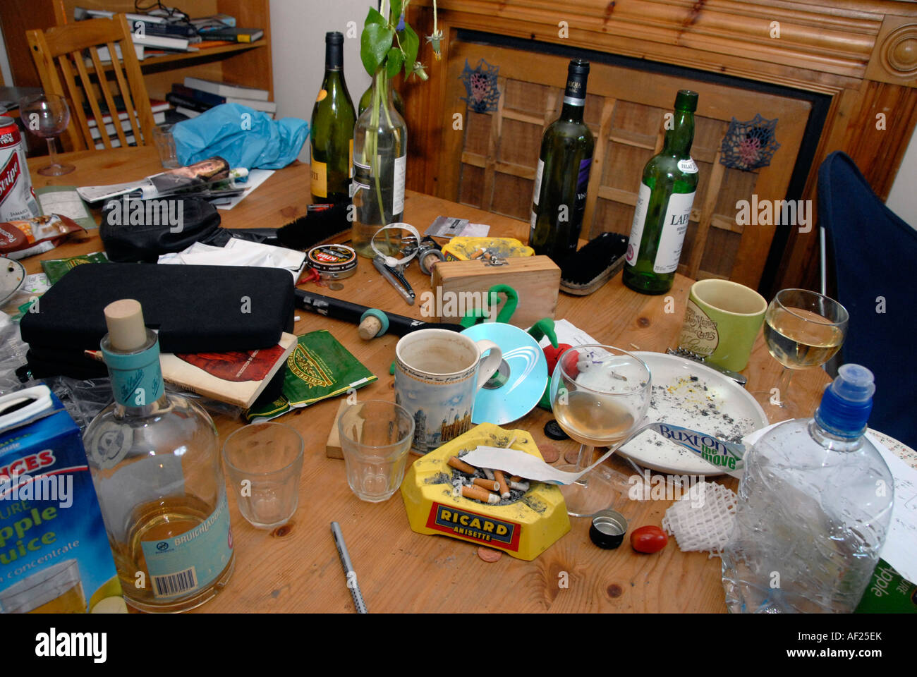 Tavolo da pranzo la mattina dopo una festa in casa dello studente. Foto Stock