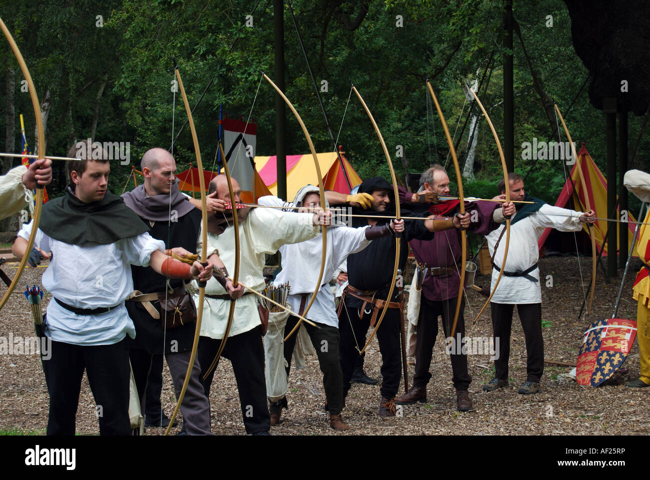 Arcieri maschio in costume, Robin Hood Festival, la Foresta di Sherwood, Nottinghamshire, England, Regno Unito Foto Stock