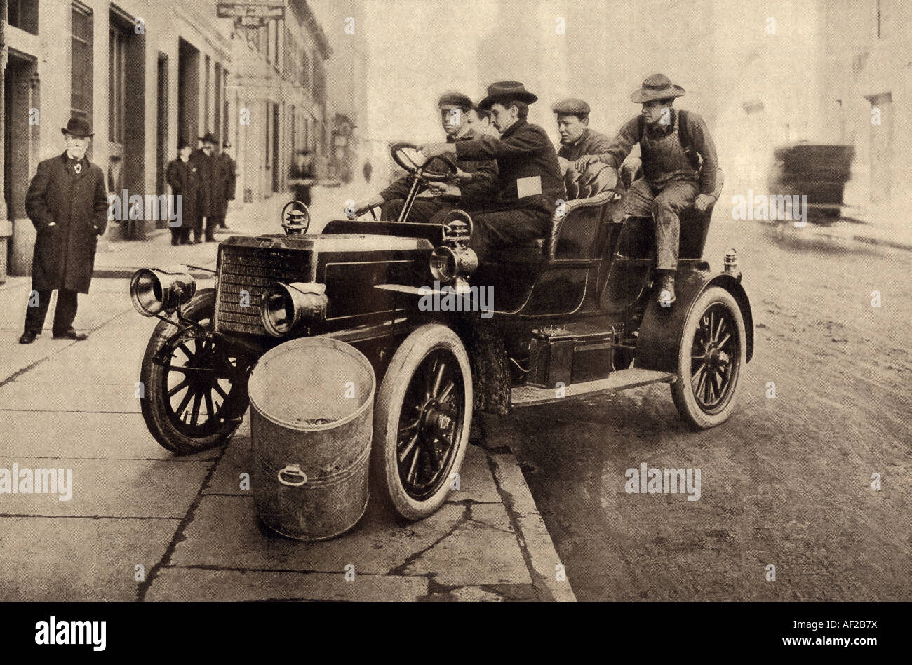 Driver per studenti in difficoltà con istruzioni da automatica di un insegnante della scuola di New York City 1906. Mezzitoni di una fotografia Foto Stock