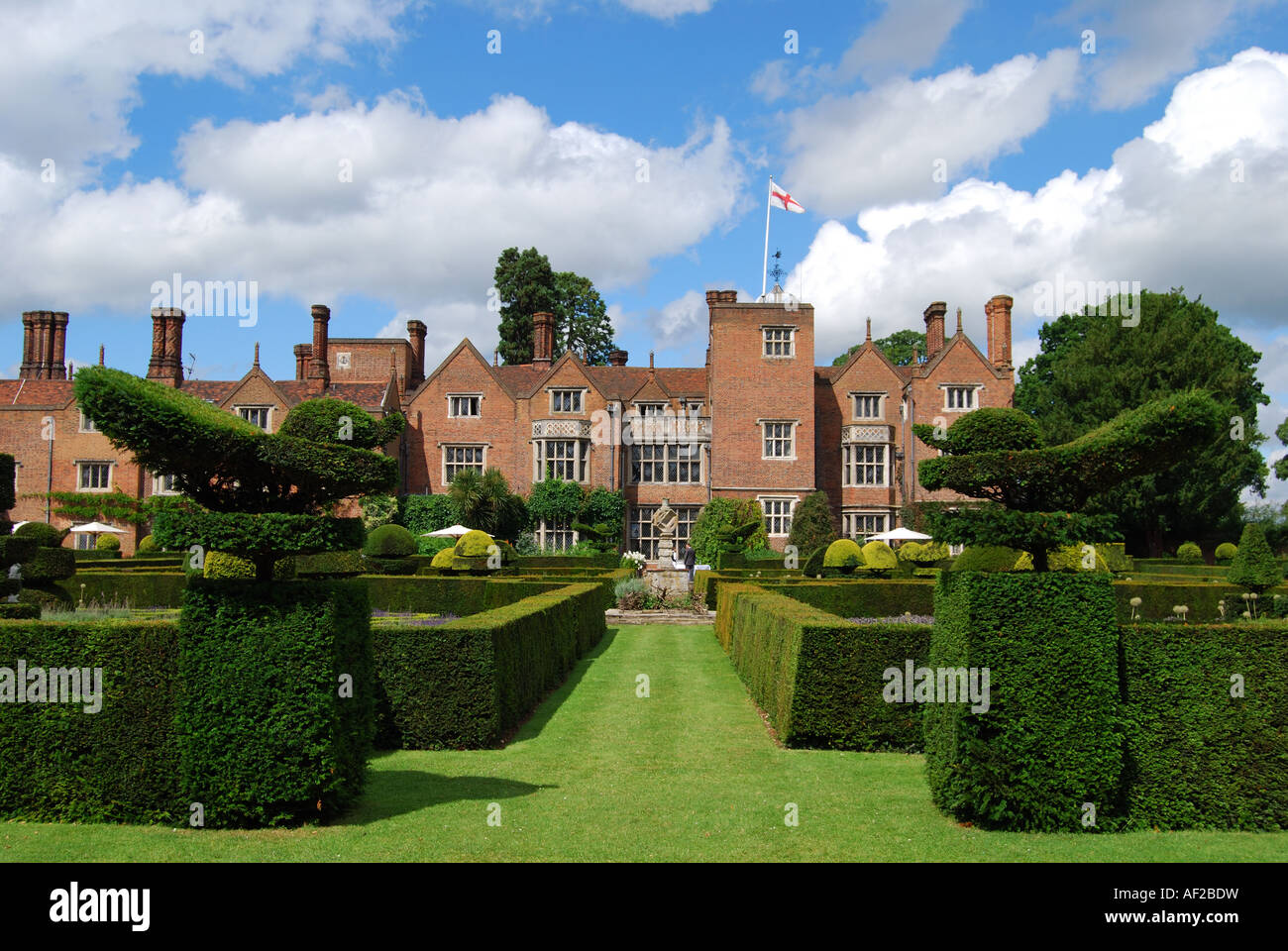 Curato di siepi e topiaria da giardini di Great Fosters Hotel, Egham Surrey, Inghilterra, Regno Unito Foto Stock