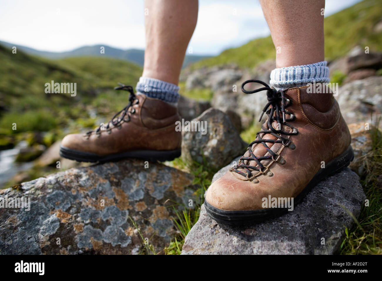 Scarponi scarpe di cuoio piedi rocce esercizio salute passeggiate  all'aperto campagna del Galles GB UK Foto stock - Alamy