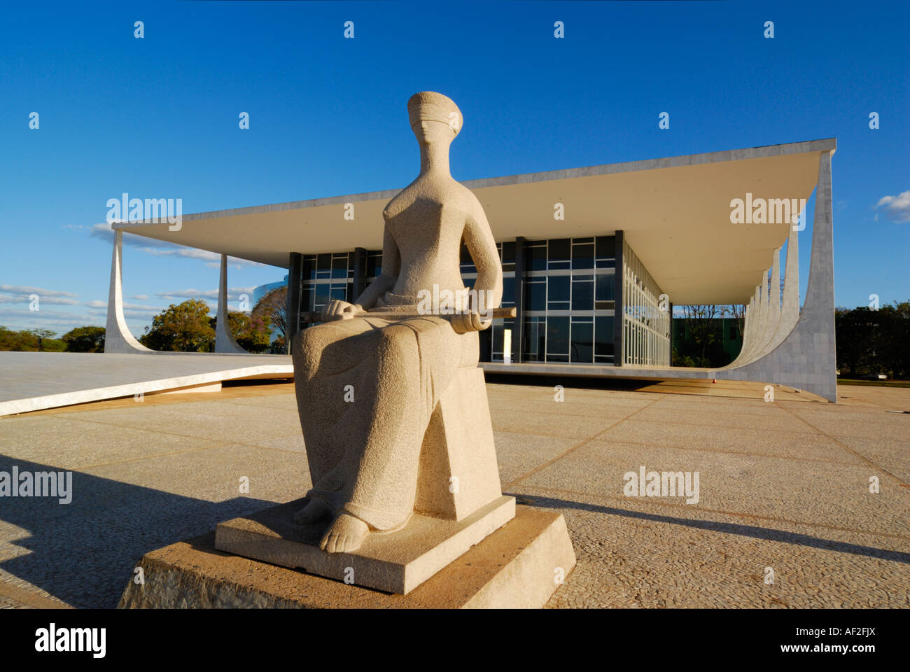 Oscar Niemeyer Brasile suprema corte federale edificio in Brasilia DF giustizia scultura di Alfredo Ceschiatti Foto Stock