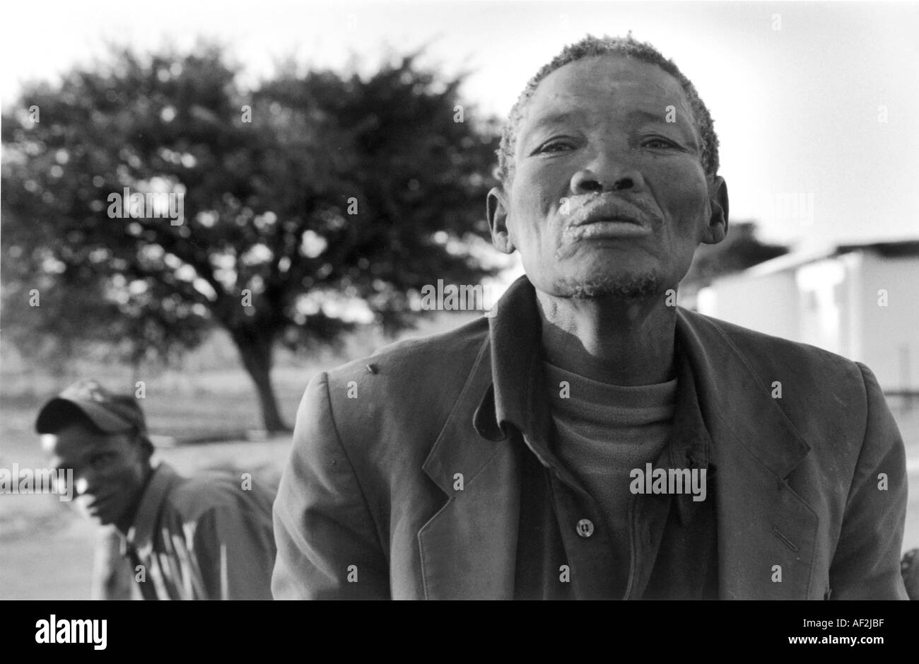 Bere alcool e ha gravemente colpito una volta orgogliosi cacciatori del Ju hoansi San di Nyae Nyae Namibia Foto Stock