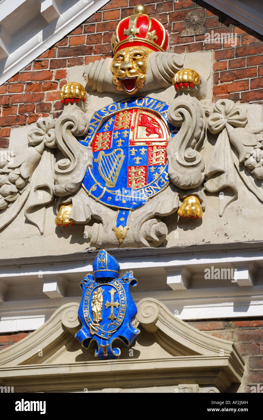 Timpano decorativo e lo stemma, Winchester, Hampshire, Inghilterra, Regno Unito Foto Stock