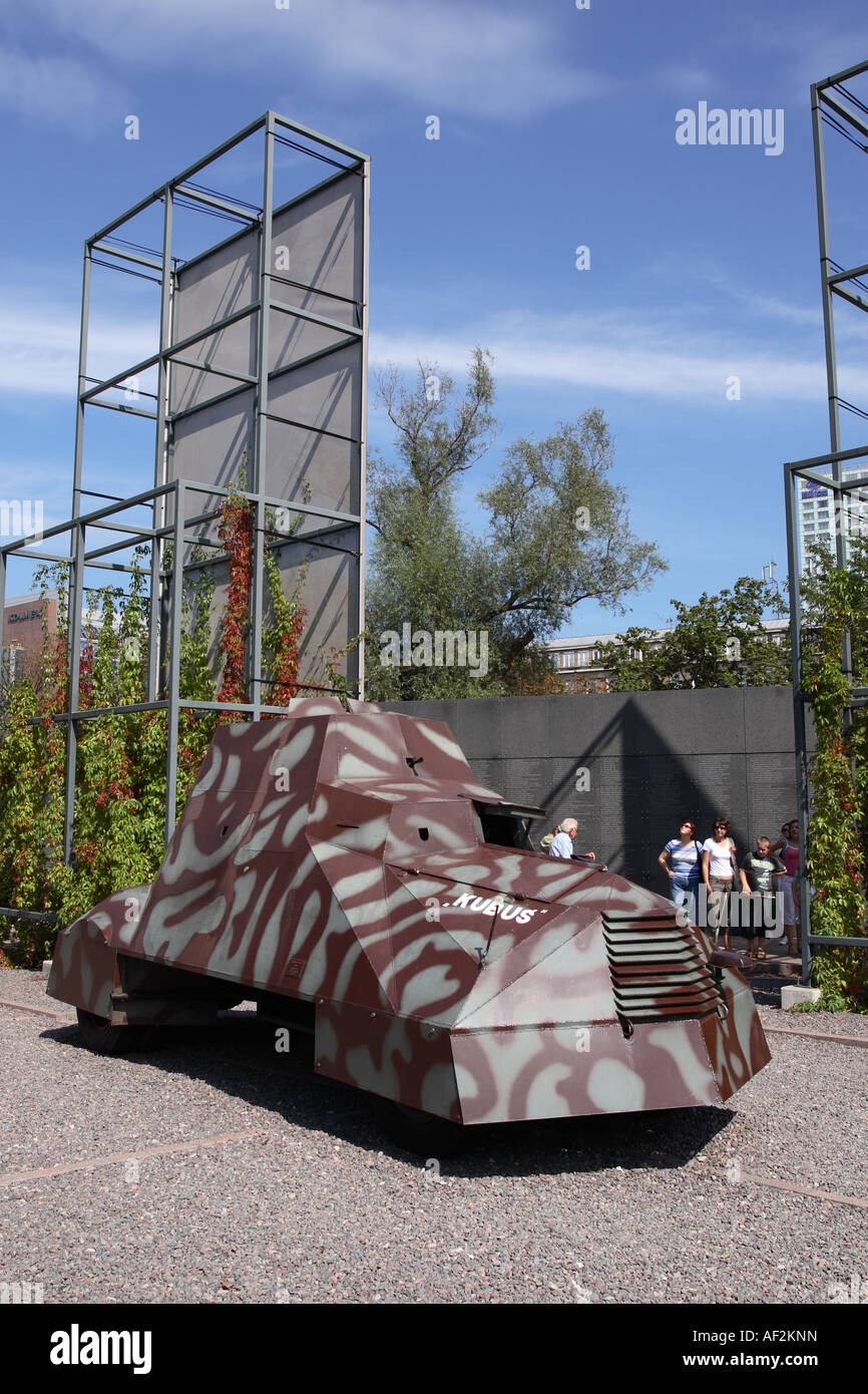 Varsavia Polonia l'Insurrezione di Varsavia museo ospita la Kubus autoblindo realizzato dal polacco ribelli della Armia Krajowa nel 1944 Foto Stock