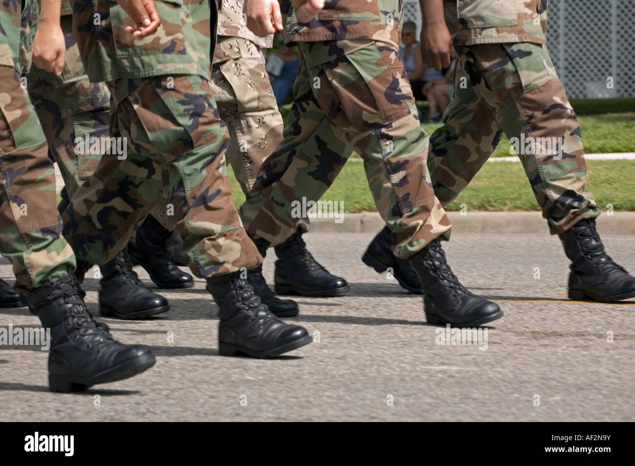 Marciando soldati in BDU uniformi militari. Foto Stock