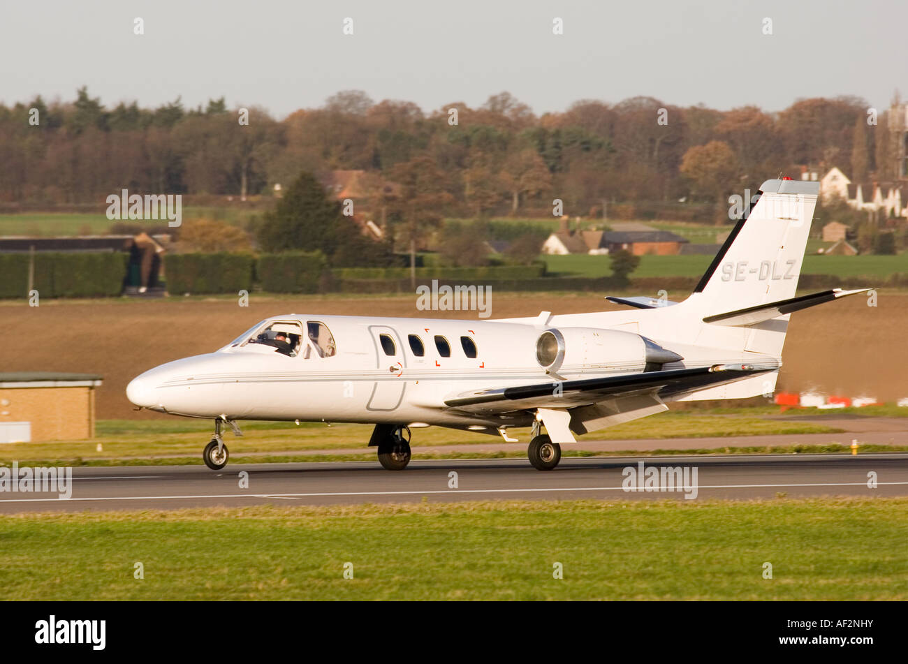 Un jet executive in atterraggio a Londra Luton Foto Stock