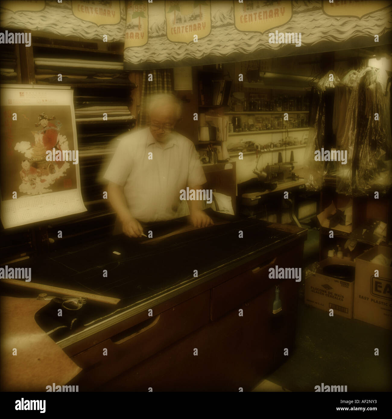 Canadese cinese lavoro sarto nel suo negozio Foto Stock