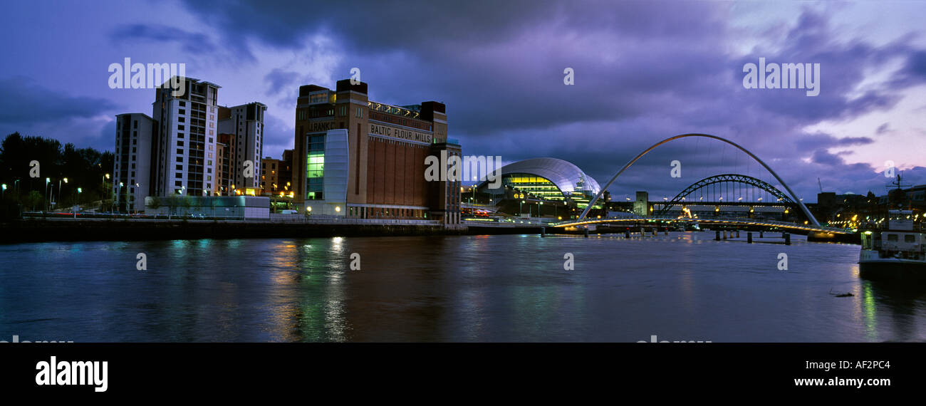 Fiume Tyne NEWCASTLE UPON TYNE E GATESHEAD BALTIC ART GALLERY Millennium Bridge e la Salvia Centre Regno Unito Foto Stock